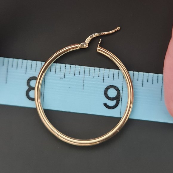Gold hoop earring - Picture 10 of 16